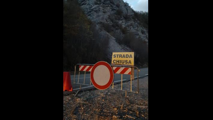 Pioggia e vento in montagna: nel cornigliese a Groppo di Pederzano  chiusa la strada per pericolo  caduta massi