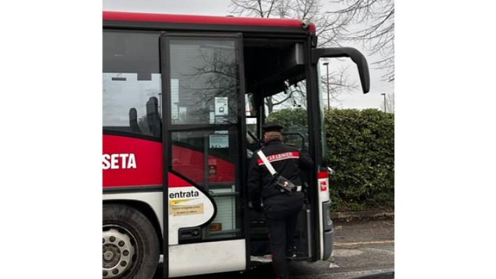 Minaccia e cerca aggredire autista servizio pubblico: denunciato dai carabinieri