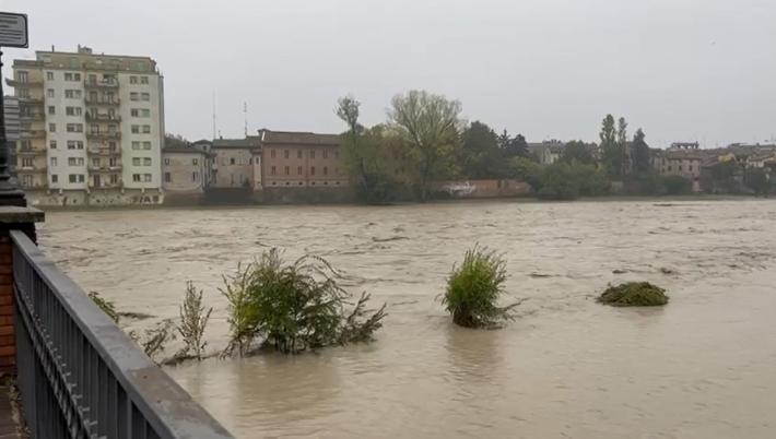 Nelle scuole  di Parma alunni oltre l'orario in attesa della  piena 