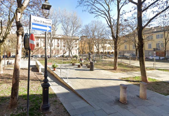 Il castello giochi come letto improvvisato: spintona e offende gli agenti di polizia locale. Denunciato un homeless