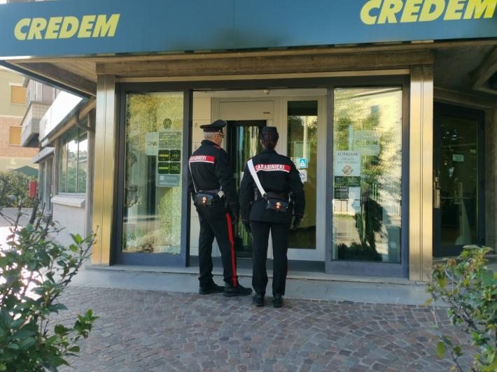 Ripreso dalle telecamere mentre imbratta la sede Cgil e la banca