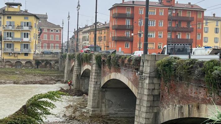 22enne aggredito e ferito con un arma da taglio sul ponte di Mezzo