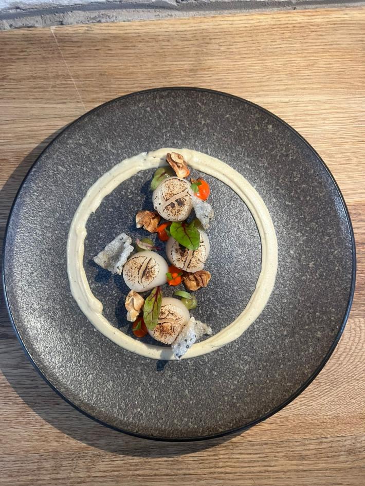 Capasanta con crema di macadamia e finocchietto