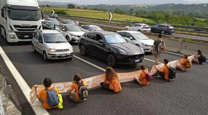 Attivisti Ultima Generazione bloccano tratto tangenziale Bologna