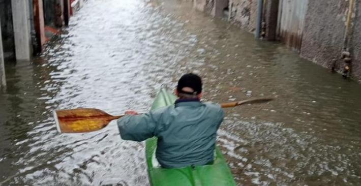 Mareggiata nel Levante ligure, in kayak fino a casa alla Spezia