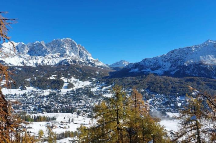Cortina imbiancata da 10 centimetri di neve fresca