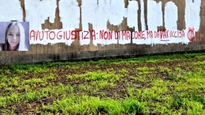Morta per malore a 14 anni, scritte no vax sul muro del cimitero