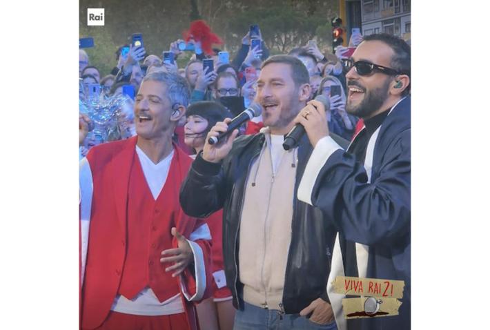 Totti, Amadeus e Mengoni all'alba con Fiorello