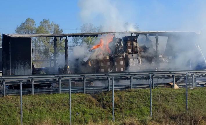 Camion in fiamme in A1: coda tra Fiorenzuola e Fidenza