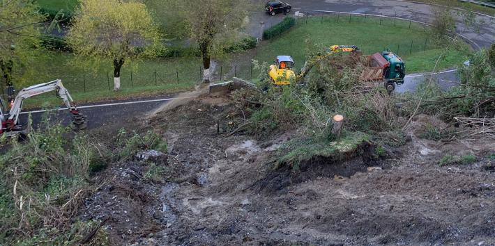 Bedonia, tre case   isolate  Compiano, Sp66 chiusa   Interrotto il Cento Croci  