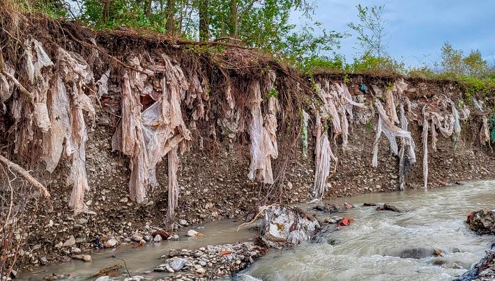 Il Baganza in piena scoperchia una discarica a San Michele Gatti