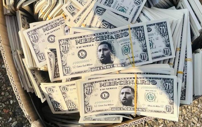 Per il suo ritorno a San Siro, la curva del Milan lo contesta e distribuisce i Dollarumma, "&egrave; un indegno"