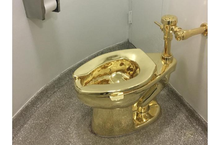 Incriminati in 4 per il furto del wc d'oro di Cattelan