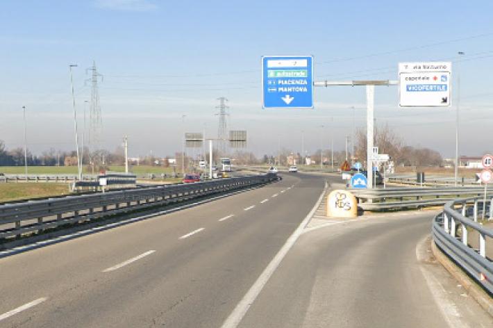 Auto contro il guard-rail in tangenziale sud all'alba: un ferito