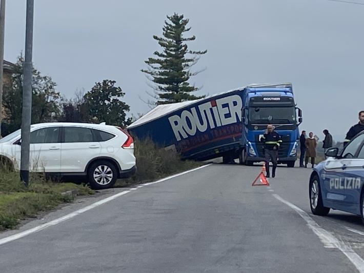 Rotatoria via Emilia-Madregolo: rimorchio nel fossato, il camion blocca la strada