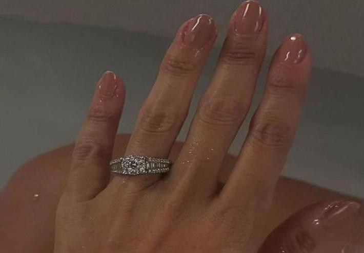 Belen pubblica un anello su Instagram: nozze in vista con Elio Lorenzoni?