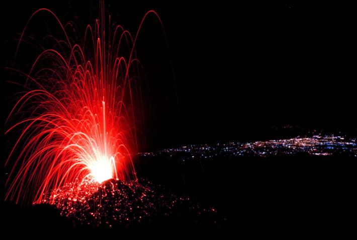 L'Etna torna a dare spettacolo: colonna eruttiva di 4.5 chilometri. Per ora l'aeroporto di Catania resta aperto
