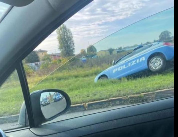 Parma, auto della polizia esce di strada: tutti illesi gli agenti all'interno