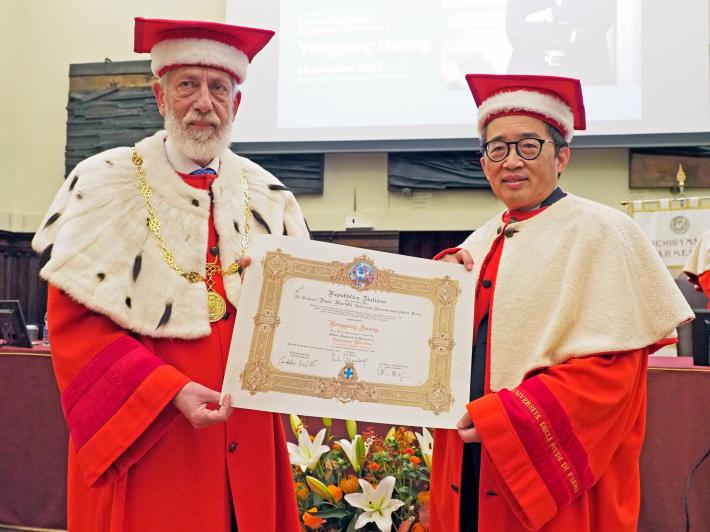 Al ricercatore cinese Yonggang Huang la prima laurea honoris causa del rettore Martelli