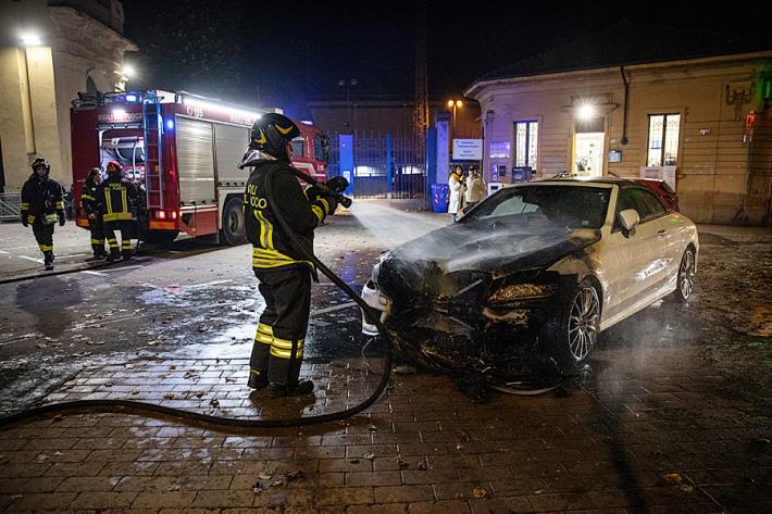 Auto in fiamme sul piazzale del Tardini