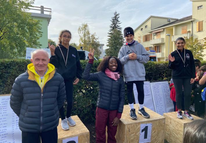 Alle premiazioni della campestre l'arrivo a sorpresa di Ayomide