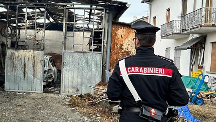 Paura nel primo pomeriggio a Viarolo, poco dopo mezzogiorno ha preso fuoco un&rsquo;auto 