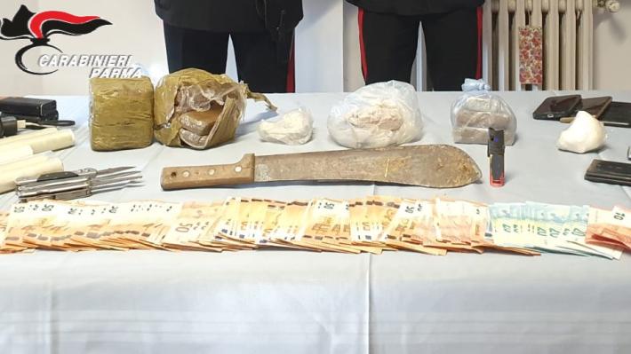 Blitz all'alba nel casolare della droga:  trovati anche armi e denaro. Tre arresti