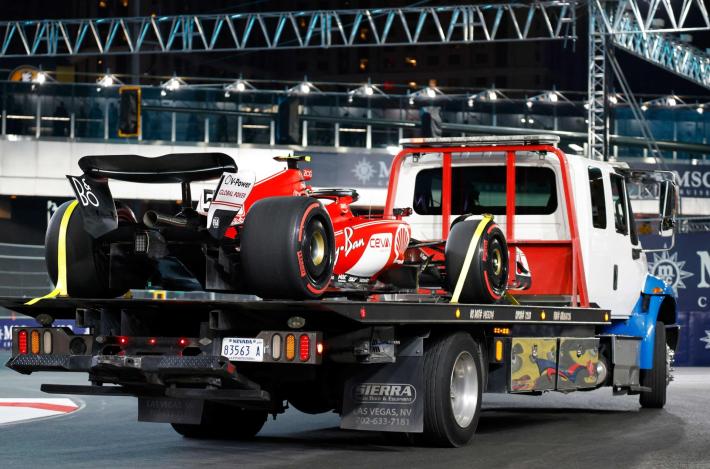 Prime libere a Las Vegas: un tombino distrugge la ferrari di Sainz. La furia di Vasseur