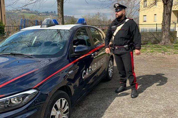 Nasconde la merce nel borsello e se ne va senza pagare