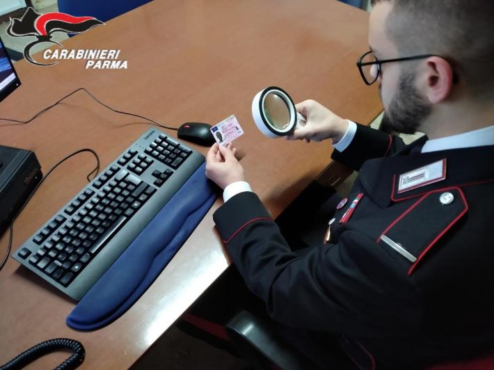 Si presenta in caserma per contestare una multa ma esibisce una patente di guida falsa. Denunciato dai carabinieri