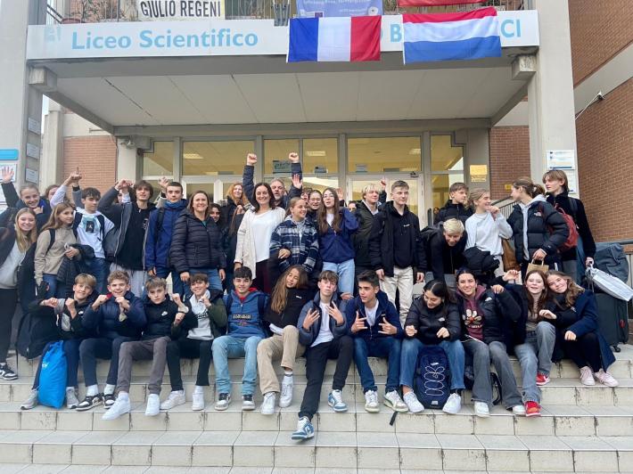 Liceo Bertolucci, issata una bandiera per ogni Paese ospitato