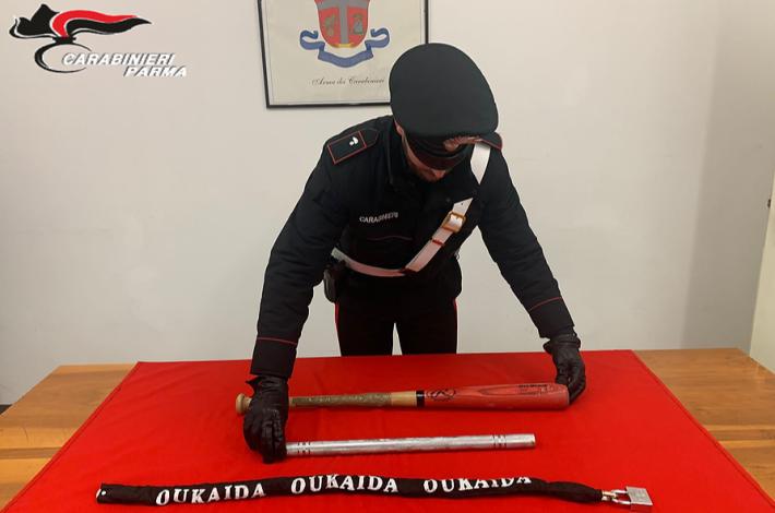 Fermati in centro con mazze da baseball e catene: denunciati due ivoriani di 23 e 38 anni