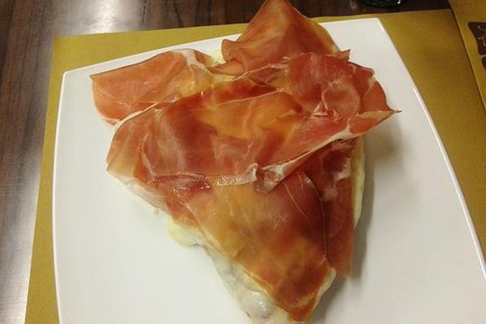 Pizzeria Baia Azzurra - Al trancio in teglia: qui la pizza si mangia solo cos&igrave;