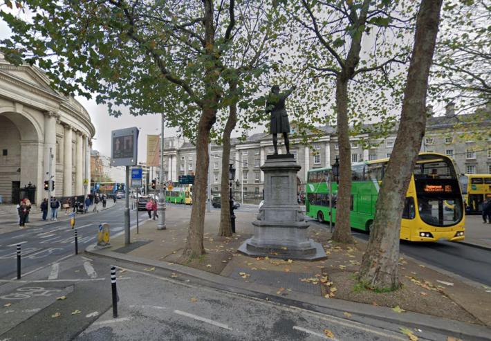 Terrore a Dublino, accoltellati 3 bimbi e maestra-eroina.  Scoppiano scontri in citt&agrave;, auto della polizia data alle fiamme  e negozi saccheggiati