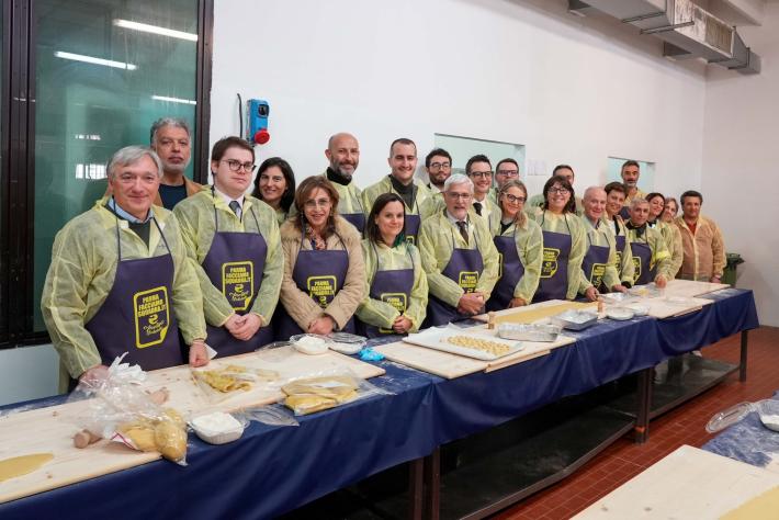 Anolini solidali fa tappa in via Burla con un team "comunale" di chef speciali