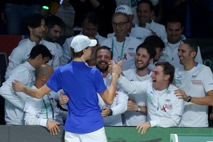 Coppa Davis: Sinner batte Djokovic in una partita al cardipalma e porta l'Italia sull'1-1 contro la Serbia. Decisivo il doppio