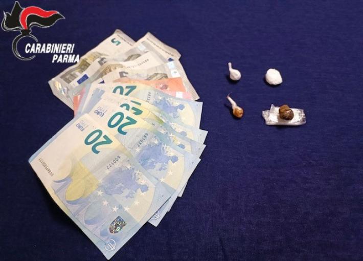 Vede i carabinieri e ingoia 3 buste d'eroina: denunciato 38enne