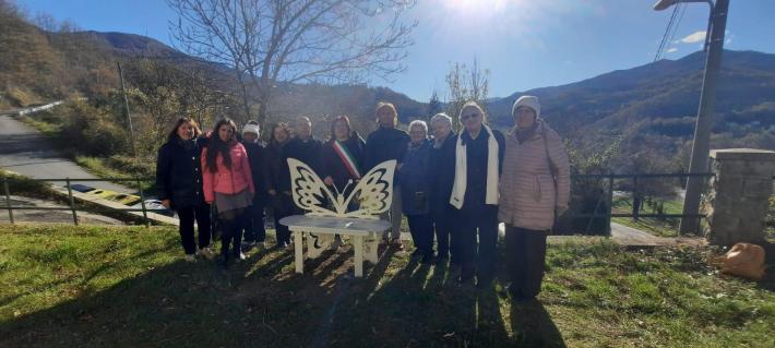 Una panchina con ali di farfalla per non dimenticare Virginia