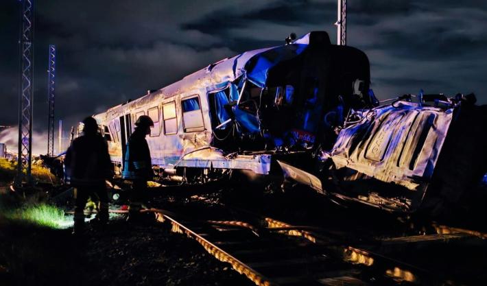 Cosenza, treno travolge un camion: morti i due conducenti