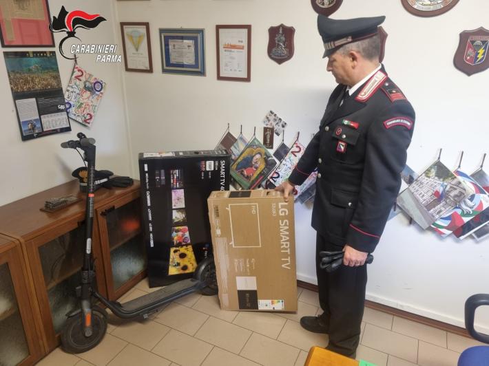 Avevano in auto due smart tv nuove e un monopattino: quattro denunciati per furto aggravato a Collecchio