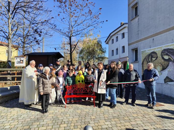 I bambini del catechismo inaugurano una panchina rossa