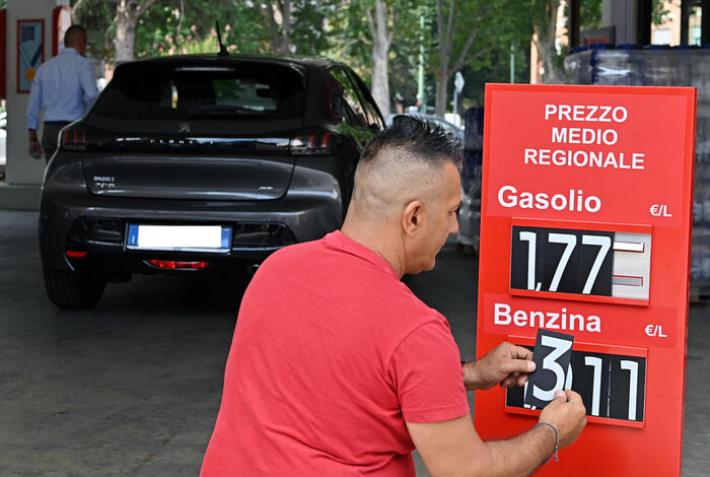 I cartelli con i prezzi medi dei carburanti tornano obbligatori (almeno per il momento)