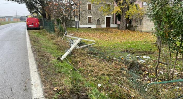Incidente in strada Argini, furgone capottato