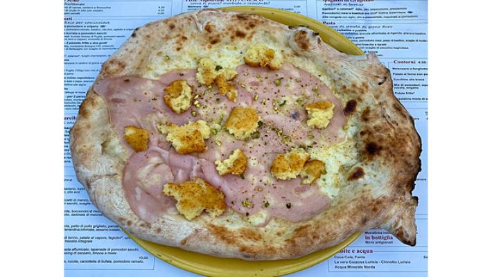 Fuocopuro, fritta o normale. Il simbolo di Napoli piace sempre