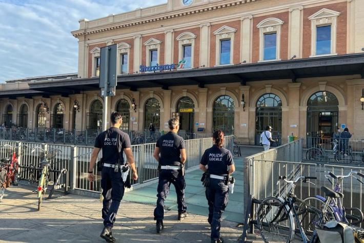 &nbsp;Ruba una forma di Parmigiano Reggiano, e cerca di portarsela via facendola rotolare in strada