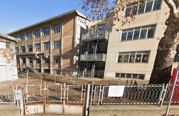 Ladro solitario scoperto e fermato dalle guardie giurate in piena notte all'interno dell'istituto Levi. Arrestato