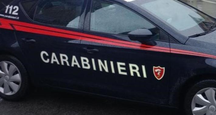 Asolana, finge di accostare ma fugge a tutto gas di fronte all'alt dei carabinieri: denuncia e multe per migliaia di euro 