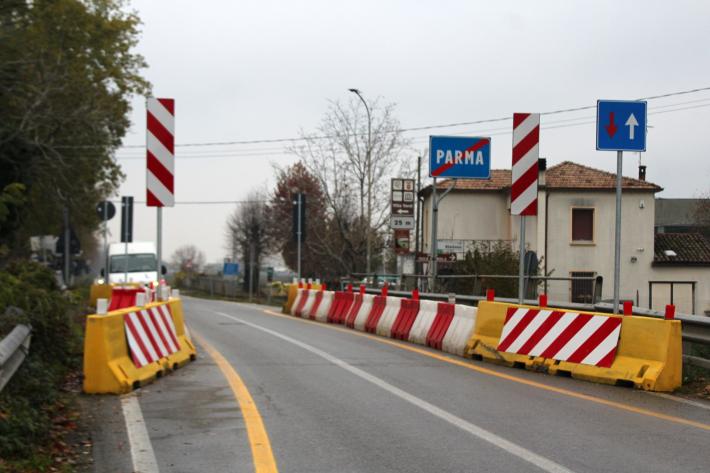 Problemi per il ponte sull'Ongina a Polesine Zibello: senso unico alternato e limitazioni al traffico 