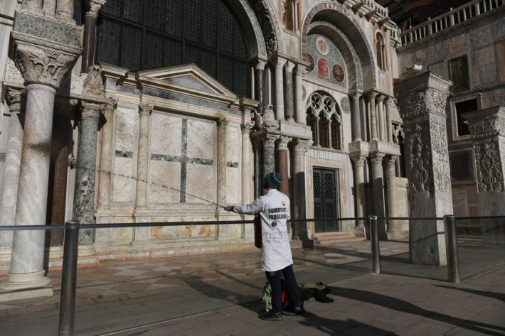 Venezia, attivisti per il clima sparano fango contro la Basilica di San Marco