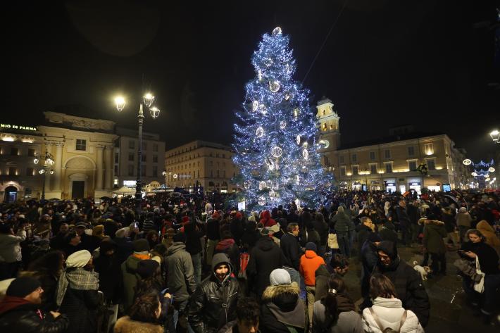 Acceso l'albero in piazza Garibaldi: ora la corsa verso il Natale &egrave; davvero iniziata!